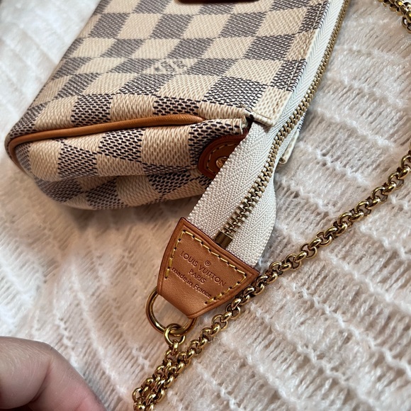 LOUIS VUITTON
Damier Azur Eva Clutch - Picture 5 of 16